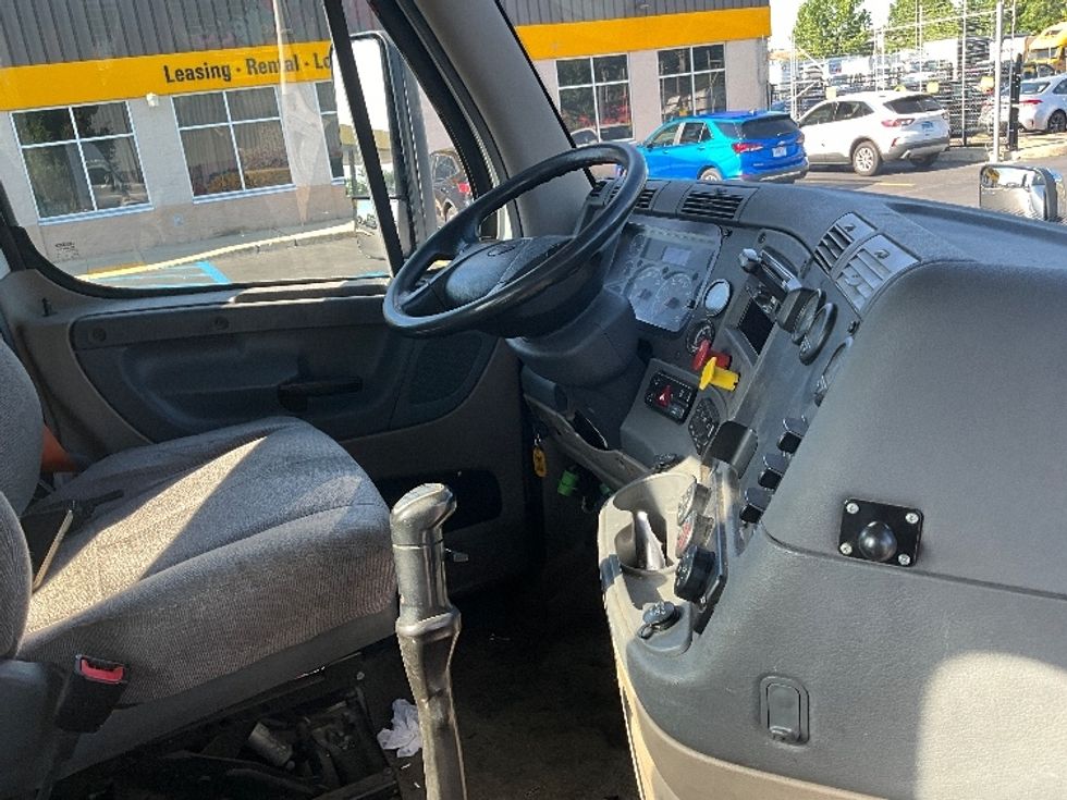 Day Cab Tractor-Heavy Duty Tractors-Freightliner-2018-Cascadia 12564ST-Westfield-MA-460,061\n\t\tmiles-$ 39,250 - Image 13