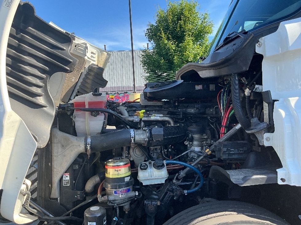 Day Cab Tractor-Heavy Duty Tractors-Freightliner-2018-Cascadia 12564ST-Westfield-MA-460,061\n\t\tmiles-$ 39,250 - Image 15