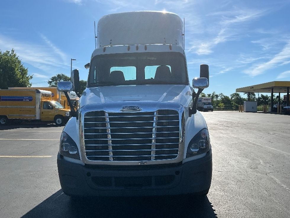 Day Cab Tractor-Heavy Duty Tractors-Freightliner-2018-Cascadia 12564ST-Westfield-MA-460,061\n\t\tmiles-$ 39,250 - Image 2