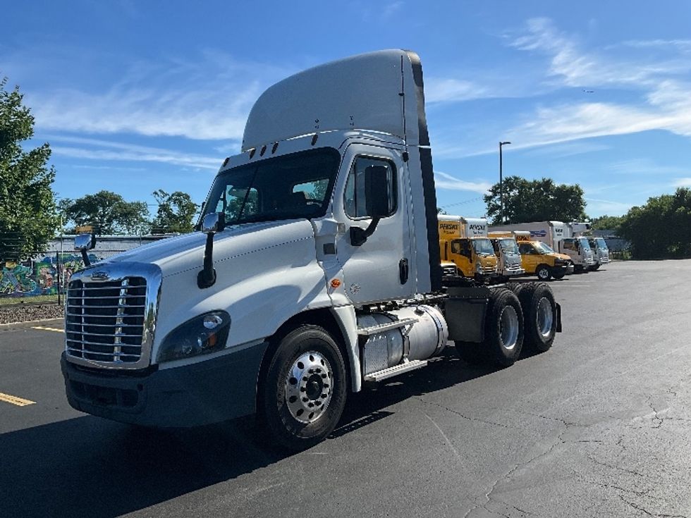 Day Cab Tractor-Heavy Duty Tractors-Freightliner-2018-Cascadia 12564ST-Westfield-MA-460,061\n\t\tmiles-$ 39,250 - Image 3