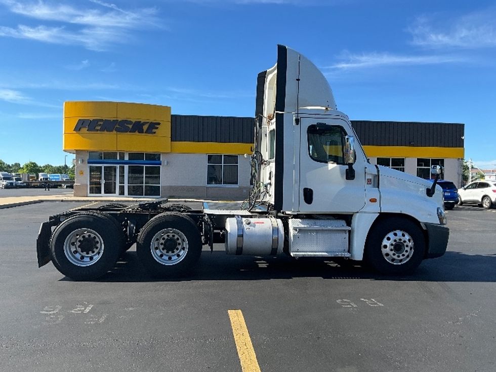 Day Cab Tractor-Heavy Duty Tractors-Freightliner-2018-Cascadia 12564ST-Westfield-MA-460,061\n\t\tmiles-$ 39,250 - Image 4