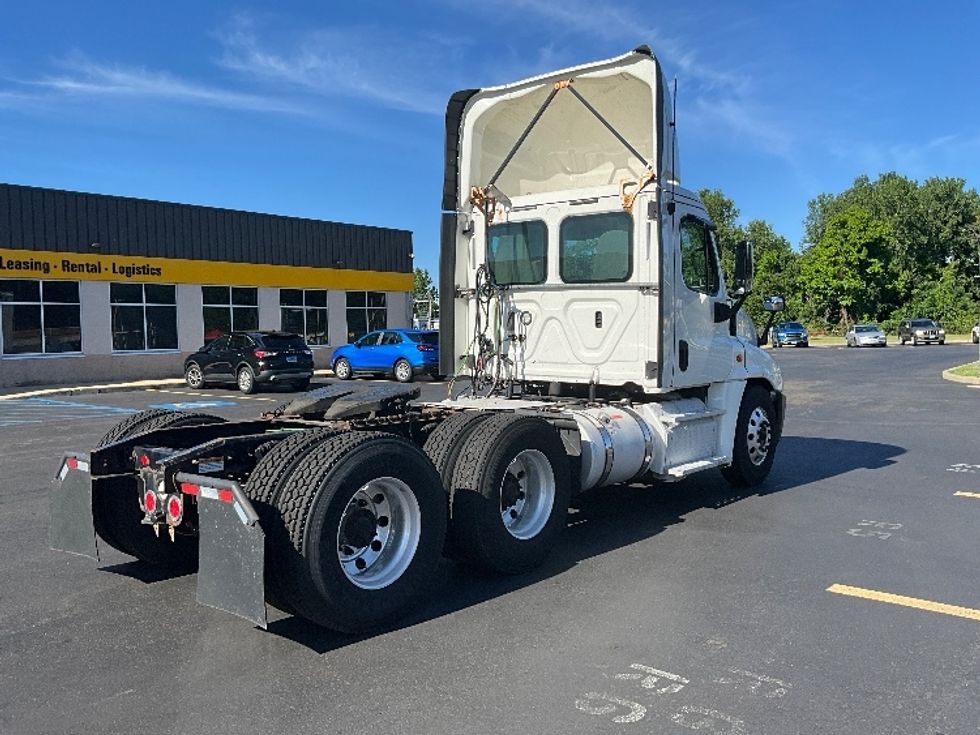 Day Cab Tractor-Heavy Duty Tractors-Freightliner-2018-Cascadia 12564ST-Westfield-MA-460,061\n\t\tmiles-$ 39,250 - Image 5