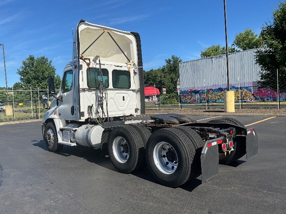 Day Cab Tractor-Heavy Duty Tractors-Freightliner-2018-Cascadia 12564ST-Westfield-MA-460,061\n\t\tmiles-$ 39,250 - Image 7