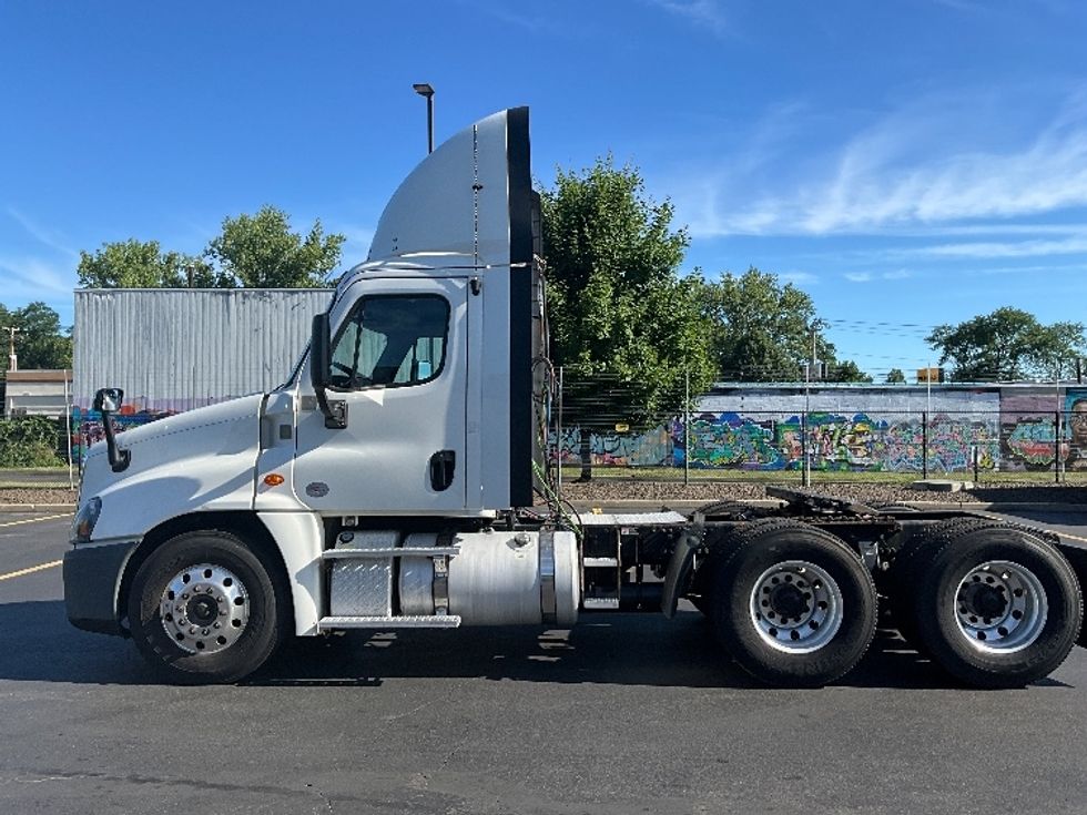 Day Cab Tractor-Heavy Duty Tractors-Freightliner-2018-Cascadia 12564ST-Westfield-MA-460,061\n\t\tmiles-$ 39,250 - Image 8