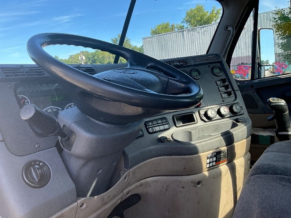 Day Cab Tractor-Heavy Duty Tractors-Freightliner-2018-Cascadia 12564ST-Westfield-MA-460,061\n\t\tmiles-$ 39,250 - Image 9