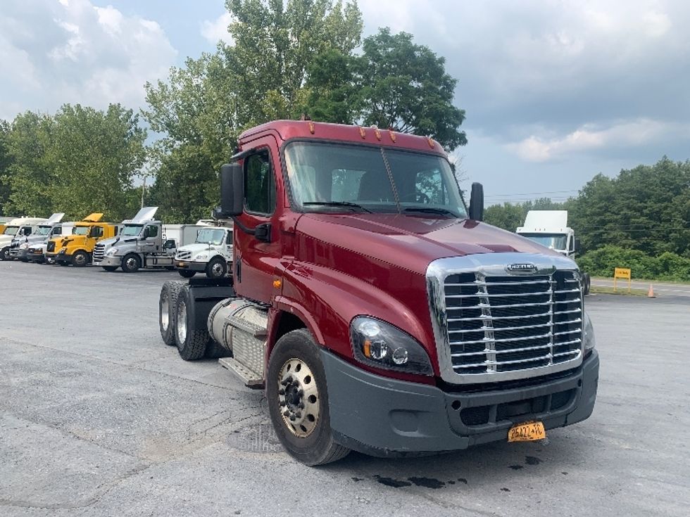 Day Cab Tractor-Heavy Duty Tractors-Freightliner-2018-Cascadia 12564ST-Whitesboro-NY-361,428\n\t\tmiles-$ 41,250 - Image 1