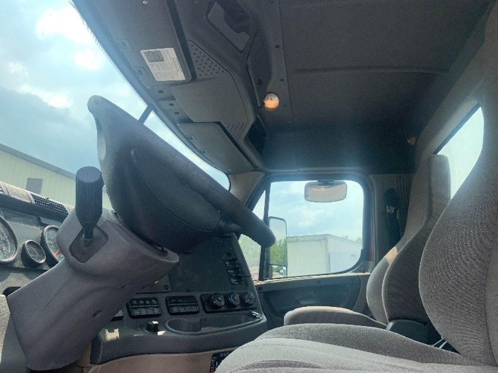 Day Cab Tractor-Heavy Duty Tractors-Freightliner-2018-Cascadia 12564ST-Whitesboro-NY-361,428\n\t\tmiles-$ 41,250 - Image 10