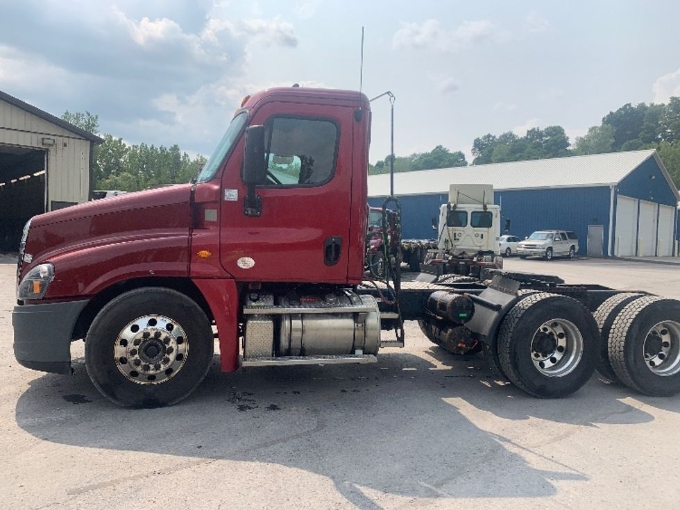 Day Cab Tractor-Heavy Duty Tractors-Freightliner-2018-Cascadia 12564ST-Whitesboro-NY-361,428\n\t\tmiles-$ 41,250 - Image 4