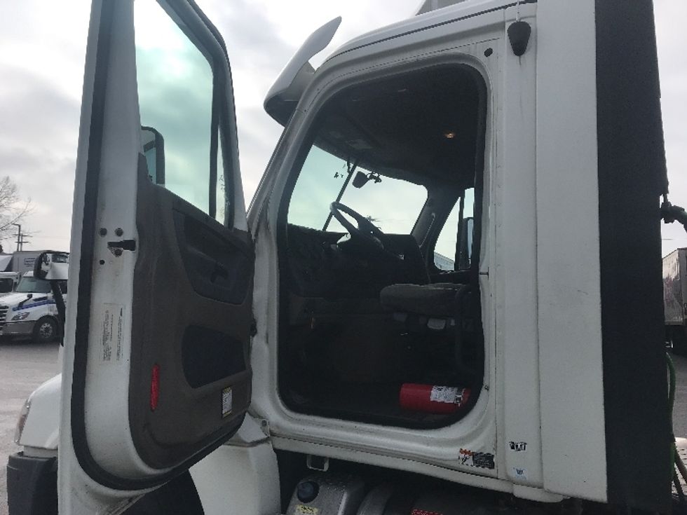Day Cab Tractor-Heavy Duty Tractors-Freightliner-2018-Cascadia 12564ST-Whitesboro-NY-612,325\n\t\tmiles-$ 24,250 - Image 9