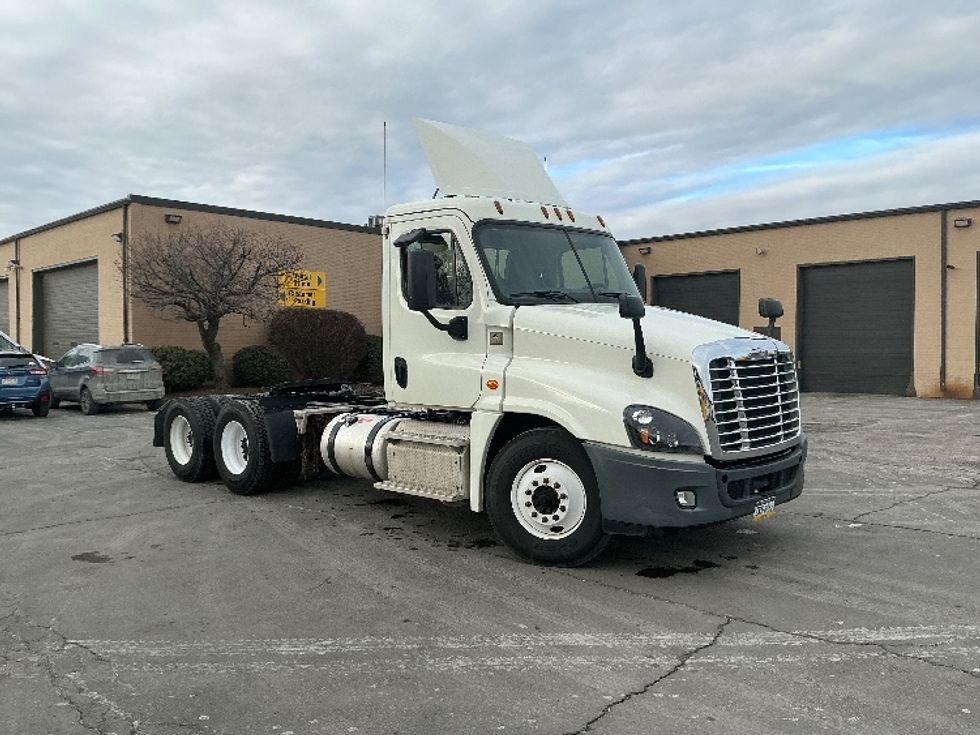 Day Cab Tractor-Heavy Duty Tractors-Freightliner-2018-Cascadia 12564ST-Wilkes Barre-PA-214,095\n\t\tmiles-$ 41,250 - Image 1