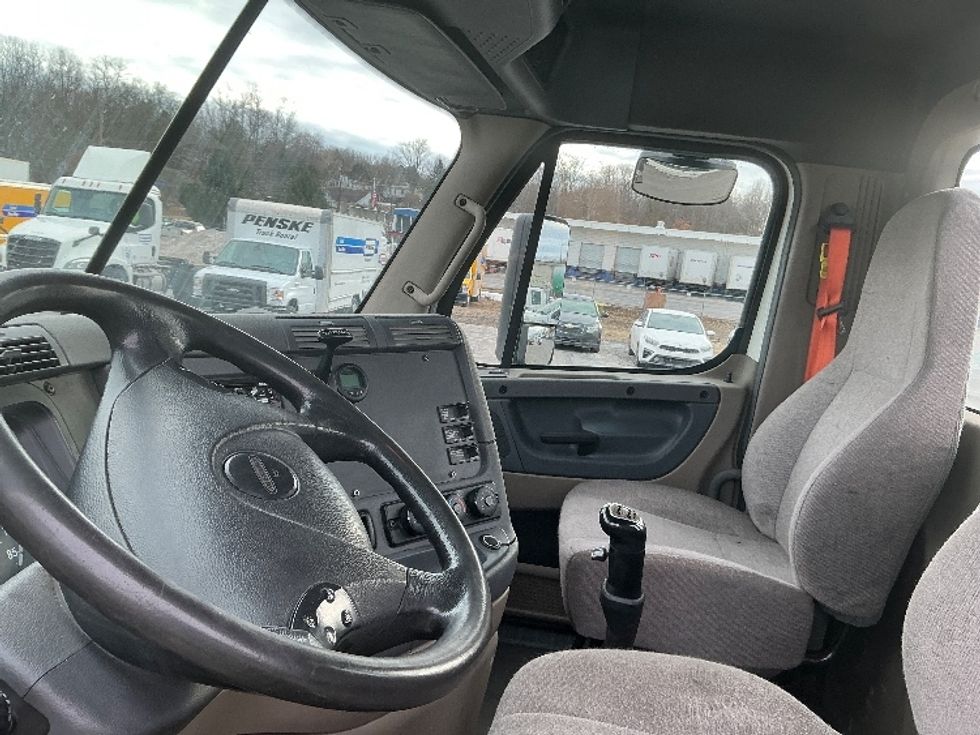 Day Cab Tractor-Heavy Duty Tractors-Freightliner-2018-Cascadia 12564ST-Wilkes Barre-PA-214,095\n\t\tmiles-$ 41,250 - Image 10