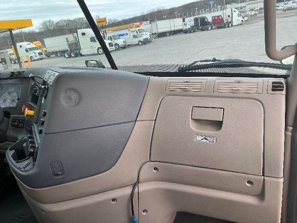 Day Cab Tractor-Heavy Duty Tractors-Freightliner-2018-Cascadia 12564ST-Wilkes Barre-PA-214,095\n\t\tmiles-$ 41,250 - Image 13