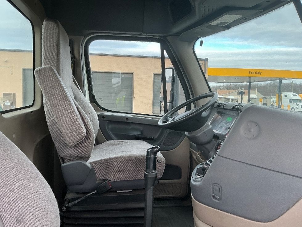 Day Cab Tractor-Heavy Duty Tractors-Freightliner-2018-Cascadia 12564ST-Wilkes Barre-PA-214,095\n\t\tmiles-$ 41,250 - Image 14