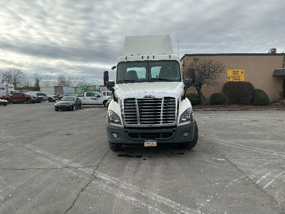 Day Cab Tractor-Heavy Duty Tractors-Freightliner-2018-Cascadia 12564ST-Wilkes Barre-PA-214,095\n\t\tmiles-$ 41,250 - Image 2