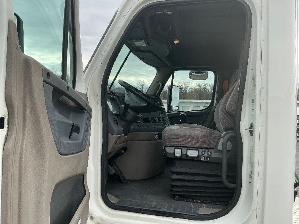 Day Cab Tractor-Heavy Duty Tractors-Freightliner-2018-Cascadia 12564ST-Wilkes Barre-PA-214,095\n\t\tmiles-$ 41,250 - Image 9