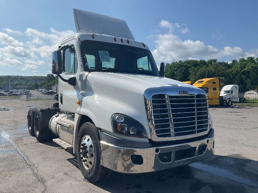 Day Cab Tractor-Heavy Duty Tractors-Freightliner-2018-Cascadia 12564ST-Wilkes Barre-PA-355,525
miles-$ 38,750