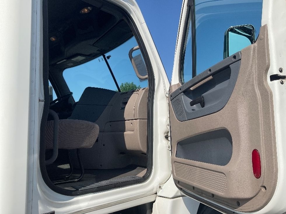 Day Cab Tractor-Heavy Duty Tractors-Freightliner-2018-Cascadia 12564ST-Wilkes Barre-PA-355,525\n\t\tmiles-$ 38,750 - Image 12