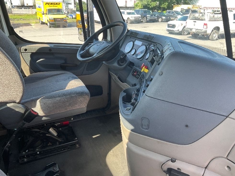 Day Cab Tractor-Heavy Duty Tractors-Freightliner-2018-Cascadia 12564ST-Wilkes Barre-PA-355,525\n\t\tmiles-$ 38,750 - Image 14