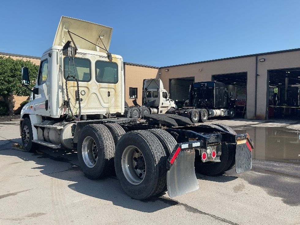 Day Cab Tractor-Heavy Duty Tractors-Freightliner-2018-Cascadia 12564ST-Wilkes Barre-PA-355,525\n\t\tmiles-$ 38,750 - Image 5