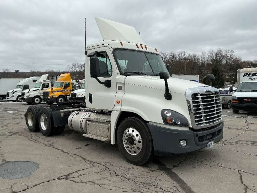 Day Cab Tractor-Heavy Duty Tractors-Freightliner-2018-Cascadia 12564ST-Wilkes Barre-PA-386,500
miles-$ 39,500