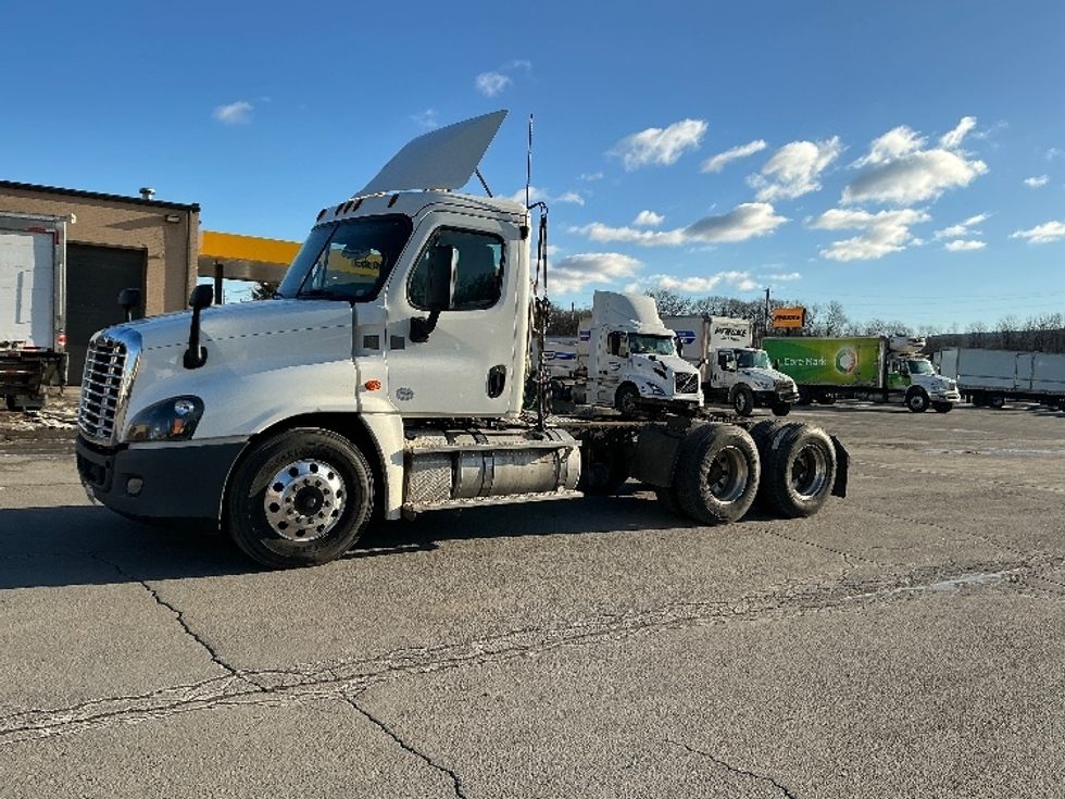 Day Cab Tractor-Heavy Duty Tractors-Freightliner-2018-Cascadia 12564ST-Wilkes Barre-PA-386,500\n\t\tmiles-$ 39,500 - Image 3
