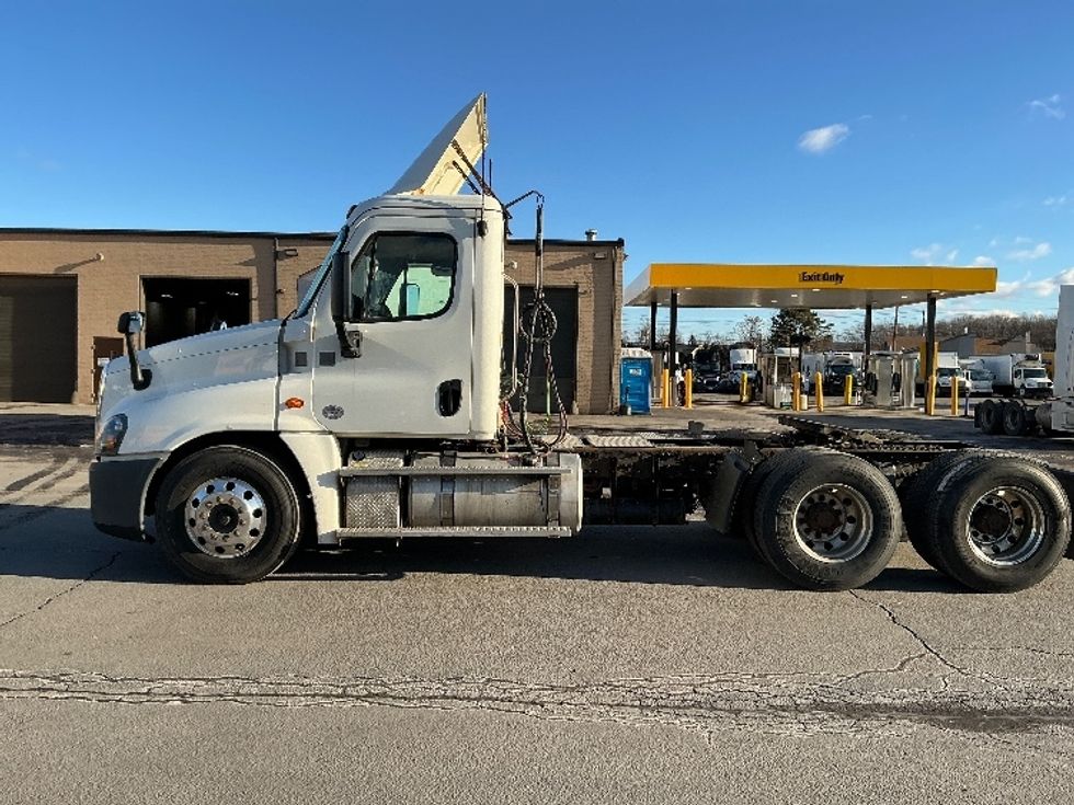 Day Cab Tractor-Heavy Duty Tractors-Freightliner-2018-Cascadia 12564ST-Wilkes Barre-PA-386,500\n\t\tmiles-$ 39,500 - Image 4