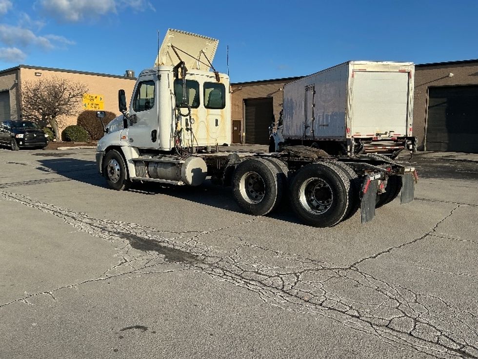 Day Cab Tractor-Heavy Duty Tractors-Freightliner-2018-Cascadia 12564ST-Wilkes Barre-PA-386,500\n\t\tmiles-$ 39,500 - Image 5