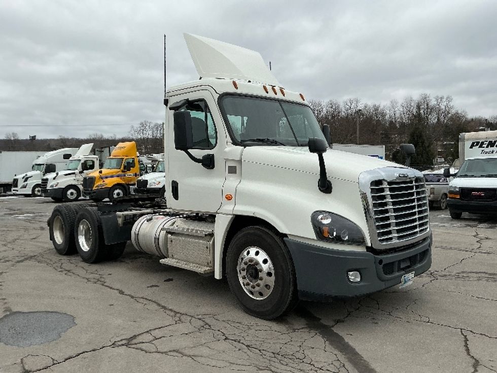 Day Cab Tractor-Heavy Duty Tractors-Freightliner-2018-Cascadia 12564ST-Wilkes Barre-PA-386,501\n\t\tmiles-$ 30,500 - Image 1