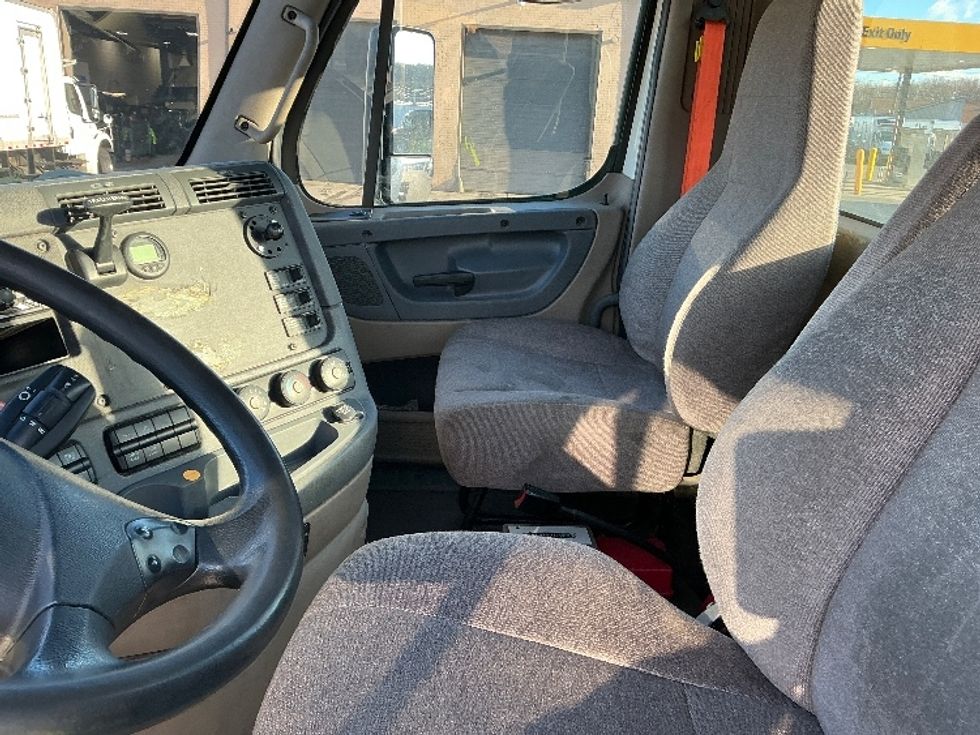 Day Cab Tractor-Heavy Duty Tractors-Freightliner-2018-Cascadia 12564ST-Wilkes Barre-PA-386,501\n\t\tmiles-$ 30,500 - Image 10