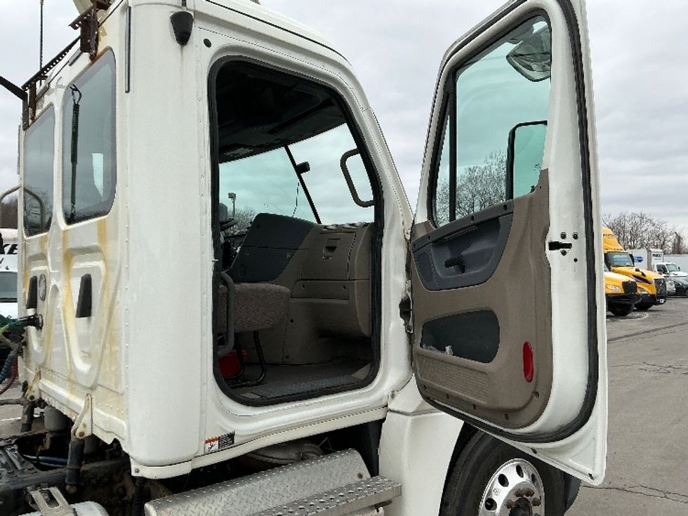 Day Cab Tractor-Heavy Duty Tractors-Freightliner-2018-Cascadia 12564ST-Wilkes Barre-PA-386,501\n\t\tmiles-$ 30,500 - Image 12