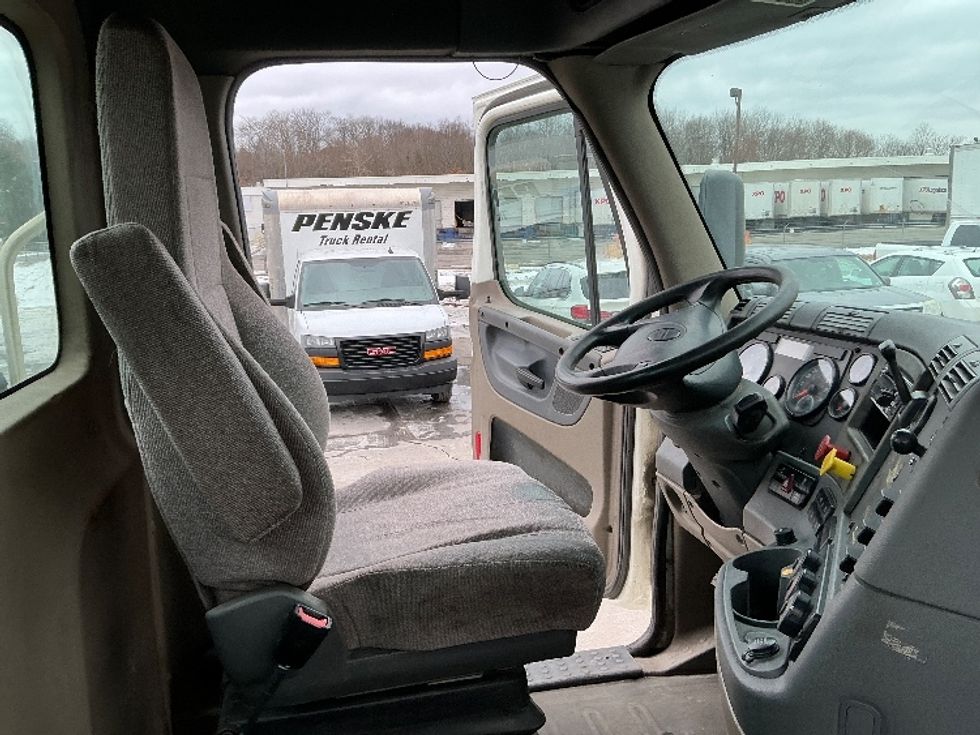 Day Cab Tractor-Heavy Duty Tractors-Freightliner-2018-Cascadia 12564ST-Wilkes Barre-PA-386,501\n\t\tmiles-$ 30,500 - Image 14