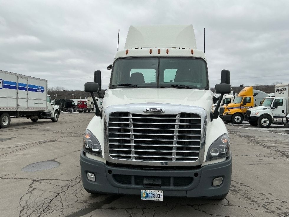 Day Cab Tractor-Heavy Duty Tractors-Freightliner-2018-Cascadia 12564ST-Wilkes Barre-PA-386,501\n\t\tmiles-$ 30,500 - Image 2