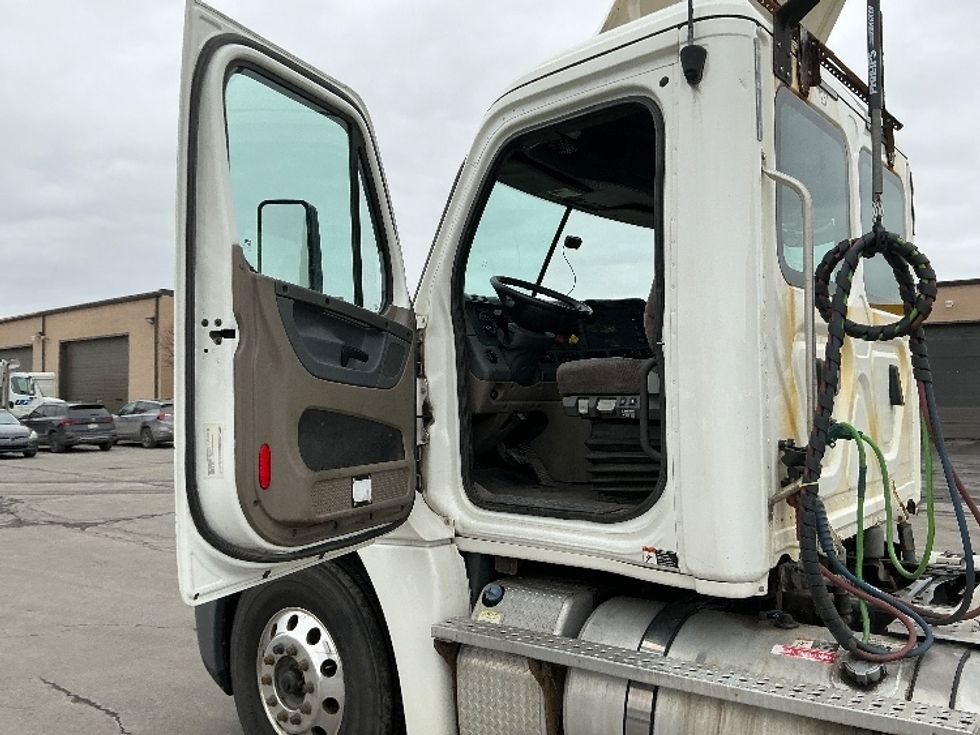 Day Cab Tractor-Heavy Duty Tractors-Freightliner-2018-Cascadia 12564ST-Wilkes Barre-PA-386,501\n\t\tmiles-$ 30,500 - Image 9