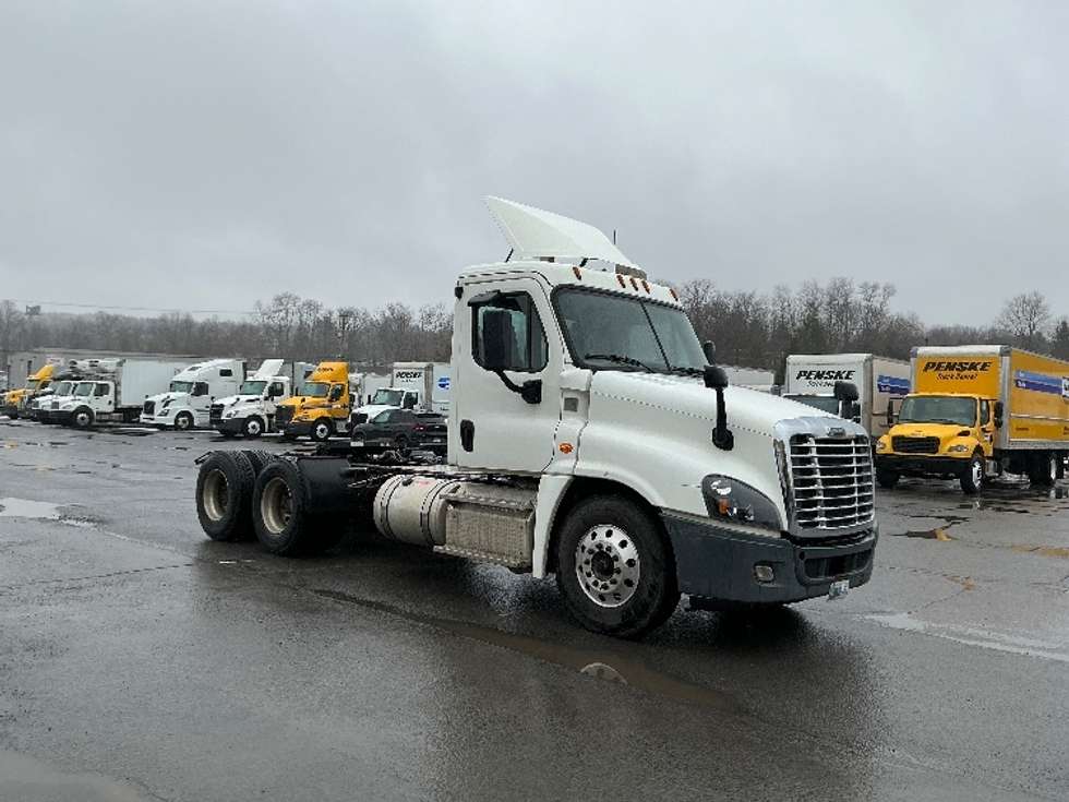 Day Cab Tractor-Heavy Duty Tractors-Freightliner-2018-Cascadia 12564ST-Wilkes Barre-PA-449,667
miles-$ 37,500