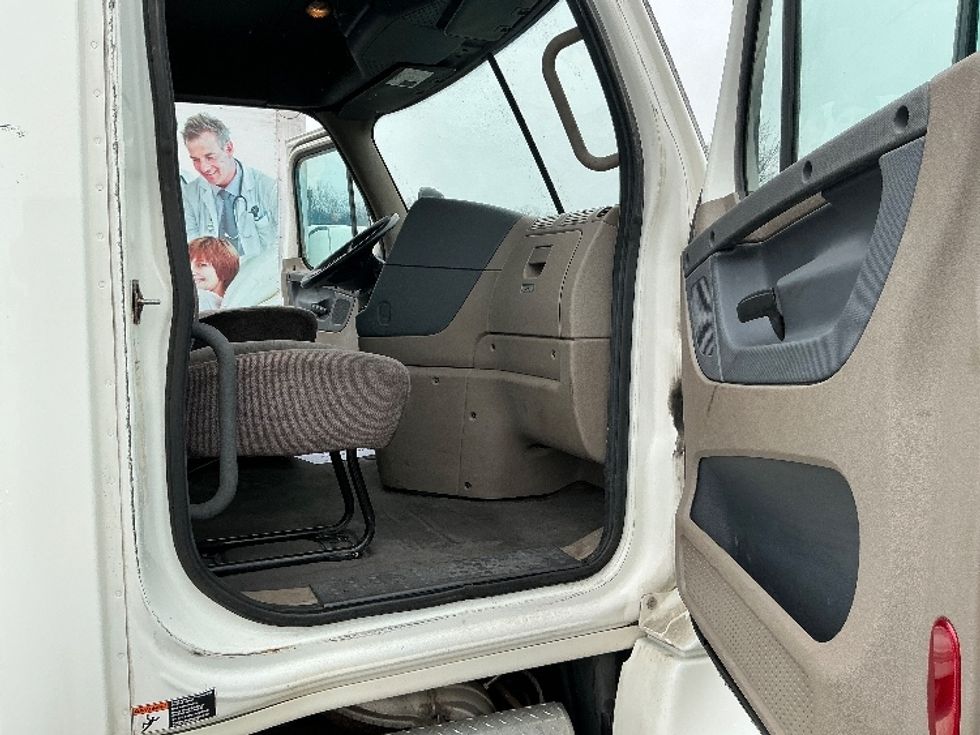 Day Cab Tractor-Heavy Duty Tractors-Freightliner-2018-Cascadia 12564ST-Wilkes Barre-PA-452,620\n\t\tmiles-$ 29,500 - Image 12