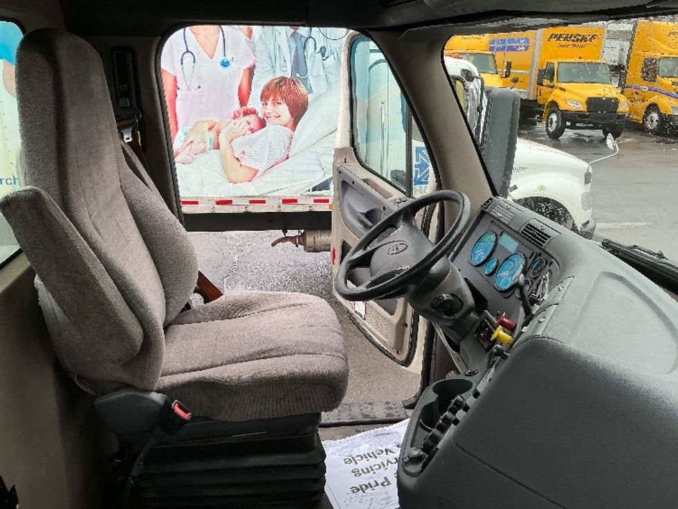 Day Cab Tractor-Heavy Duty Tractors-Freightliner-2018-Cascadia 12564ST-Wilkes Barre-PA-452,620\n\t\tmiles-$ 29,500 - Image 14