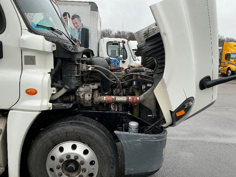 Day Cab Tractor-Heavy Duty Tractors-Freightliner-2018-Cascadia 12564ST-Wilkes Barre-PA-452,620\n\t\tmiles-$ 29,500 - Image 15
