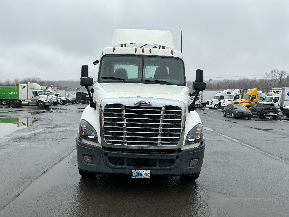 Day Cab Tractor-Heavy Duty Tractors-Freightliner-2018-Cascadia 12564ST-Wilkes Barre-PA-452,620\n\t\tmiles-$ 29,500 - Image 2