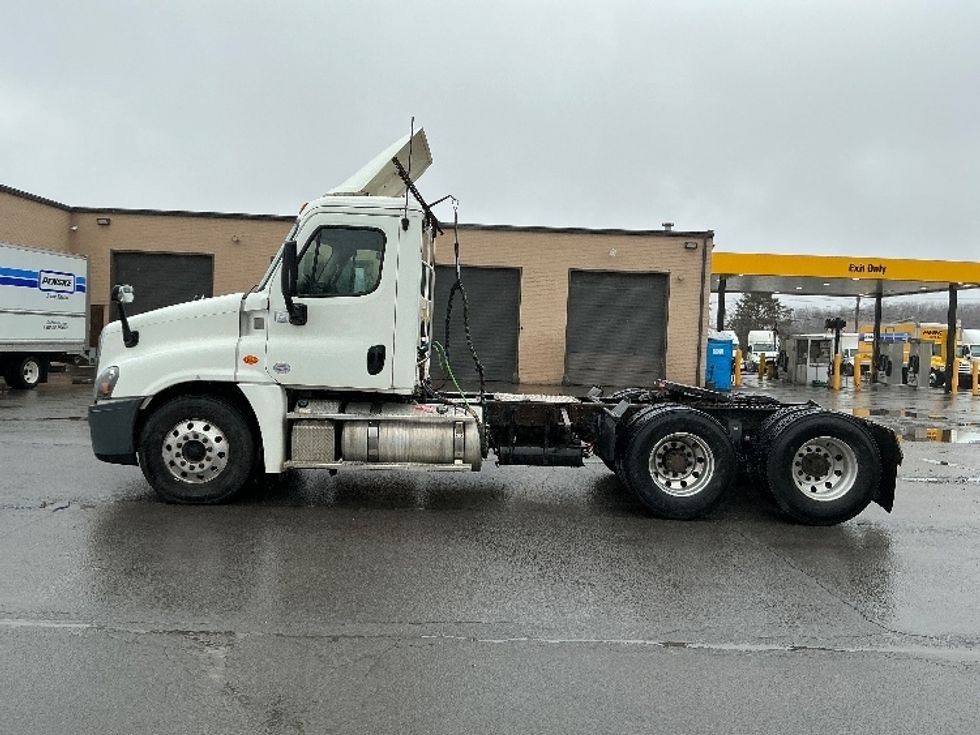 Day Cab Tractor-Heavy Duty Tractors-Freightliner-2018-Cascadia 12564ST-Wilkes Barre-PA-452,620\n\t\tmiles-$ 29,500 - Image 4