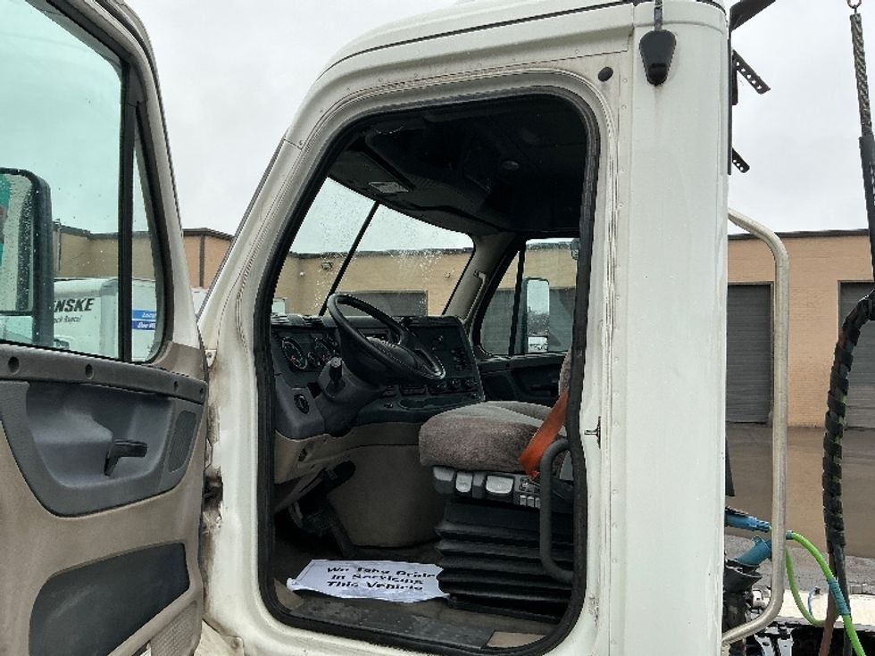 Day Cab Tractor-Heavy Duty Tractors-Freightliner-2018-Cascadia 12564ST-Wilkes Barre-PA-452,620\n\t\tmiles-$ 29,500 - Image 9