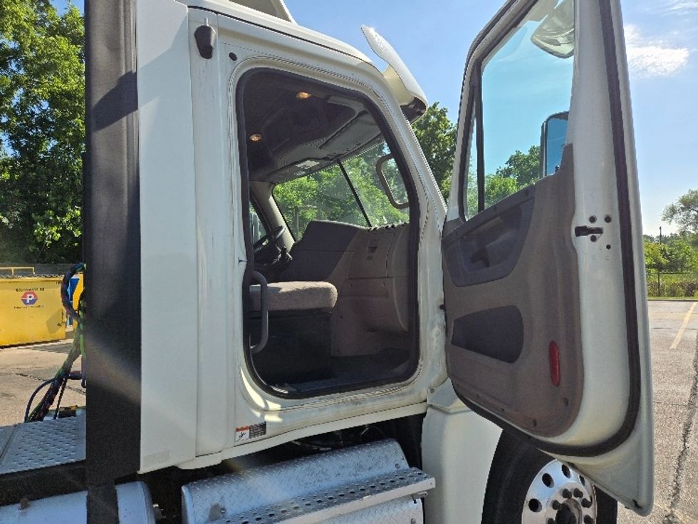 Day Cab Tractor-Heavy Duty Tractors-Freightliner-2018-Cascadia 12564ST-Ypsilanti-MI-419,912\n\t\tmiles-$ 34,500 - Image 12