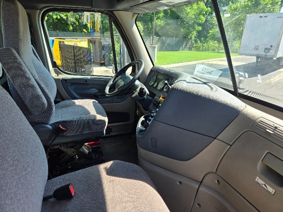 Day Cab Tractor-Heavy Duty Tractors-Freightliner-2018-Cascadia 12564ST-Ypsilanti-MI-419,912\n\t\tmiles-$ 34,500 - Image 14