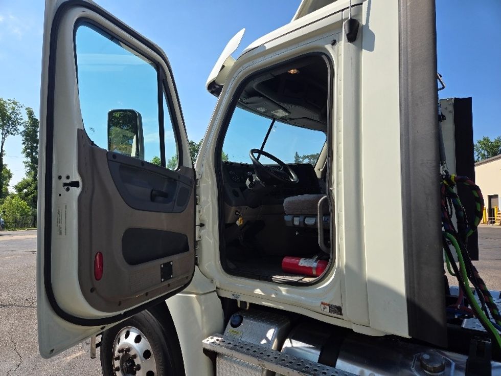 Day Cab Tractor-Heavy Duty Tractors-Freightliner-2018-Cascadia 12564ST-Ypsilanti-MI-419,912\n\t\tmiles-$ 34,500 - Image 9