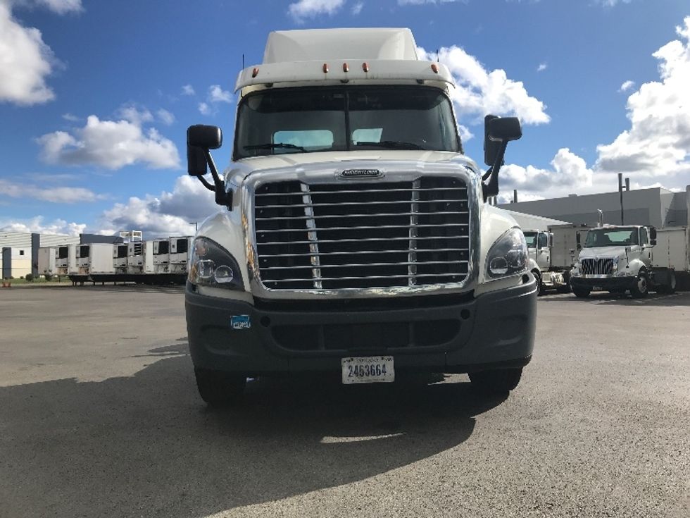 Day Cab Tractor-Heavy Duty Tractors-Freightliner-2018-Cascadia 12564ST-Zelienople-PA-310,656\n\t\tmiles-$ 46,000 - Image 2