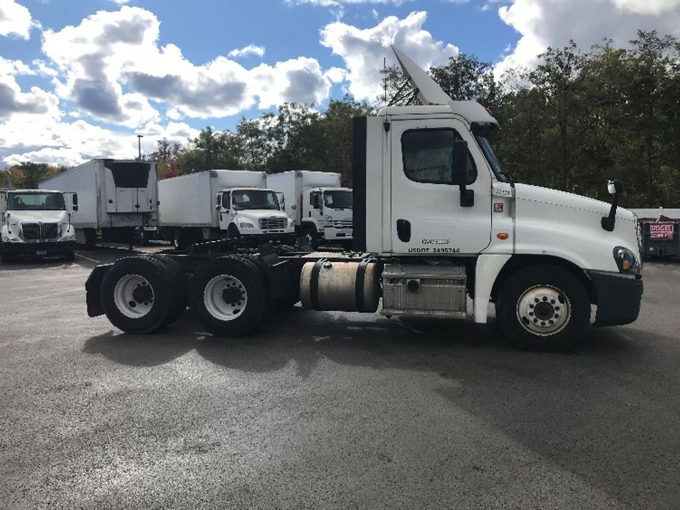 Day Cab Tractor-Heavy Duty Tractors-Freightliner-2018-Cascadia 12564ST-Zelienople-PA-310,656\n\t\tmiles-$ 46,000 - Image 8