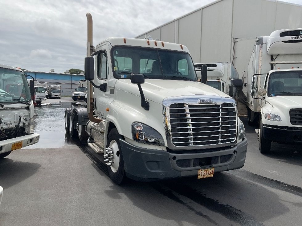 Day Cab Tractor-Heavy Duty Tractors-Freightliner-2018-Cascadia 12584ST-Torrance-CA-75,885\n\t\tmiles-$ 71,000 - Image 1