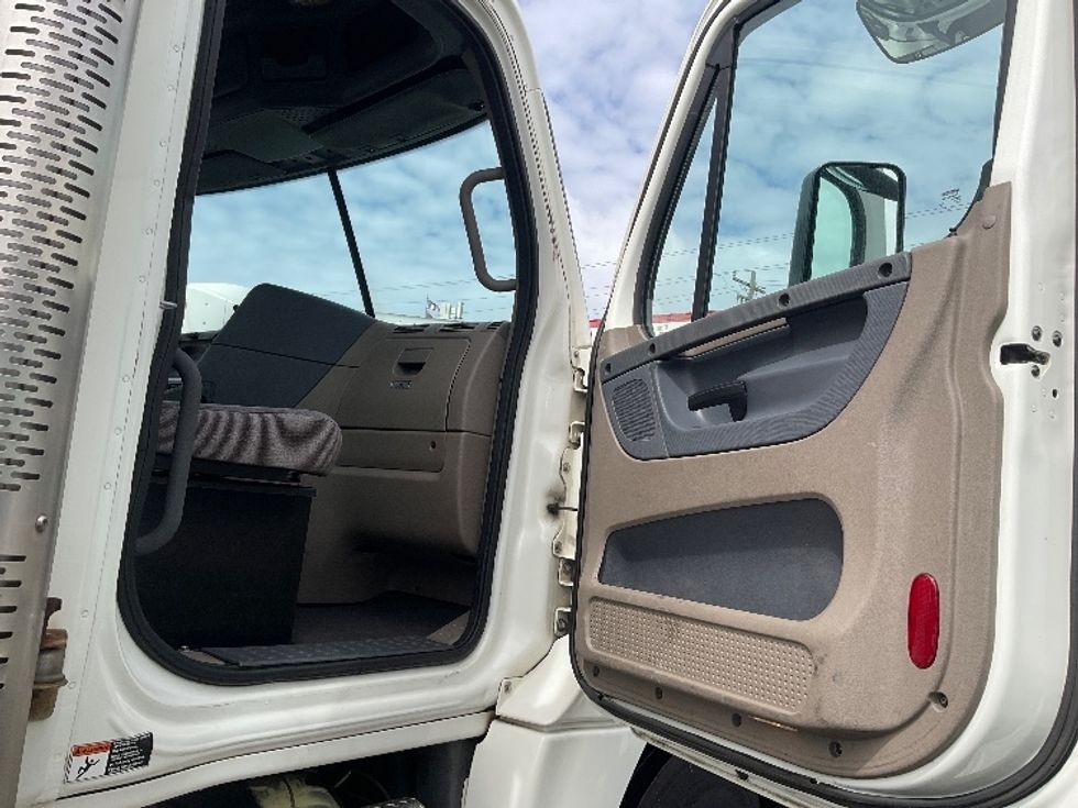 Day Cab Tractor-Heavy Duty Tractors-Freightliner-2018-Cascadia 12584ST-Torrance-CA-75,885\n\t\tmiles-$ 71,000 - Image 12