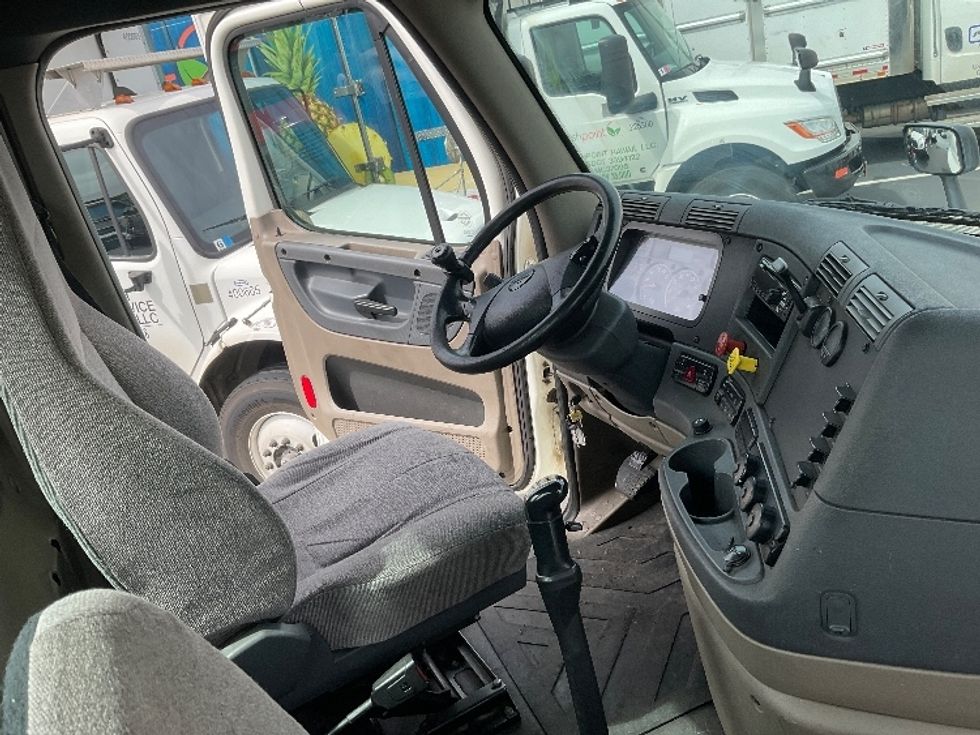 Day Cab Tractor-Heavy Duty Tractors-Freightliner-2018-Cascadia 12584ST-Torrance-CA-75,885\n\t\tmiles-$ 71,000 - Image 14