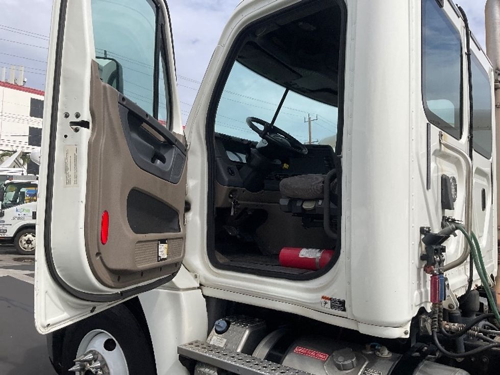 Day Cab Tractor-Heavy Duty Tractors-Freightliner-2018-Cascadia 12584ST-Torrance-CA-75,885\n\t\tmiles-$ 71,000 - Image 9
