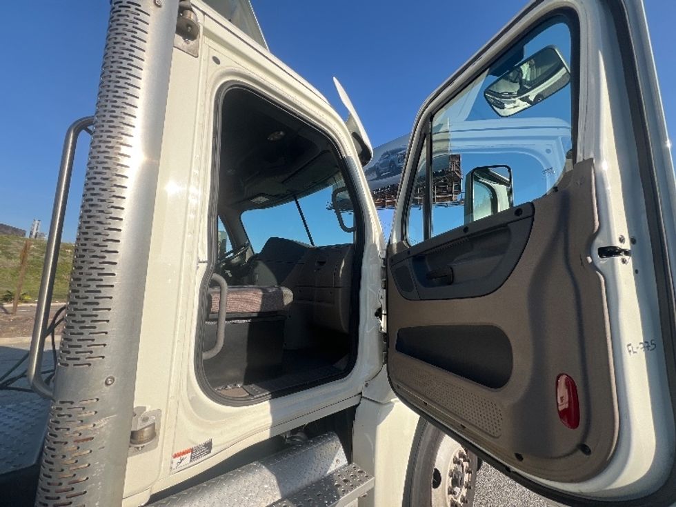 Day Cab Tractor-Heavy Duty Tractors-Freightliner-2018-Cascadia 12584ST-Torrance-CA-80,096\n\t\tmiles-$ 72,750 - Image 12